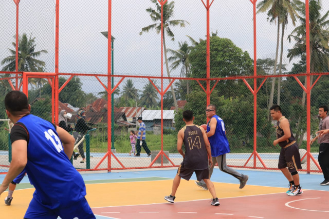 Walikota Payakumbuh Riza Falepi saat menjamu Tim Basket Bhayangkara FC Polisi Daerah (Polda) Sumatera Barat dalam pertandingan persahabatan di lapangan olahraga terbuka "Payakumbuh Bugar" Padang Kaduduak