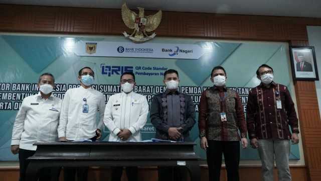 Bupati Eka Putra foto bersama pejabat BI di Padang.