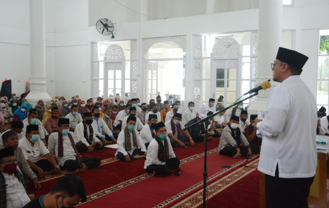 Wabup Richi Aprian berikan tausiah di Masjid Nurul Amin, Pagaruyung.