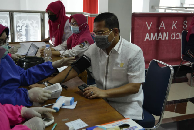 Wakil Ketua DPRD, yang juga mantan Bupati Dharmasraya periode 2010-2015 l, Ir. H. Adi Gunawan, M.M, mengikuti program kesehatan dalam rangka  suntik vaksinasi virus Corona.