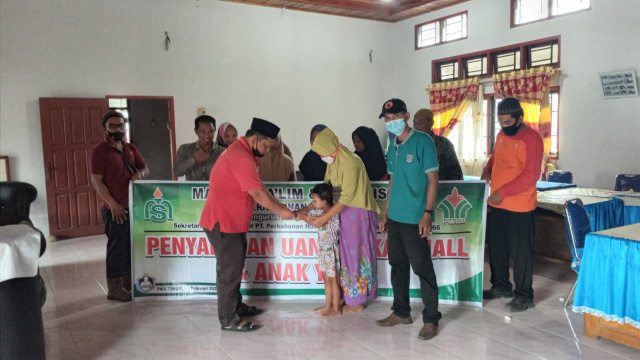 Penyaluran Zakat Mal dari PT Perkebunan Nusantara IV PKS Timur.