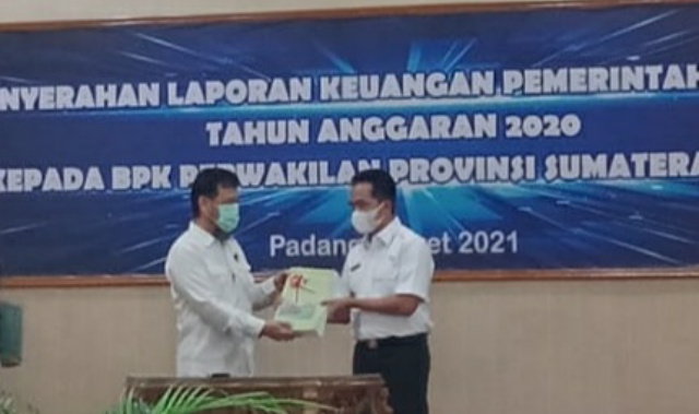 Wabup Pesisir Selatan, Rudi Hariyansyah, menyerahkan LKPD kepada BPK Perwakilan Sumatera Barat.