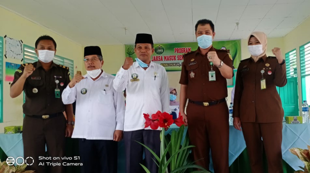 Kasi Intel Kejaksaan Negeri Tanahdatar Tatang Hermawan foto bersama jajaran Kemenag serta Kepala Sekolah MAN 1 Tanahdatar plus Keterampilan Maswardi usai pelaksanaan kegiatan pembinaan dan motifasi hukum.