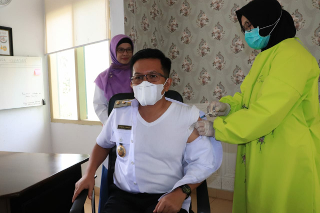 Wakil Walikota Payakumbuh Erwin Yunaz saat divaksinasi