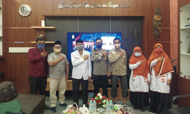 Pengurus DPTD PKS Bukittinggi saat berkunjung ke Polres Bukittinggi diterima Kapolres AKBP Dody Prawiranegara