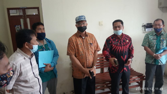 Sekda Mentawai Baju batik Merah Martinus D. Didampinggi Sermon, dan Oreste Sakeru Kadis Pendidikan dan Kebudayaan Mentawai. 