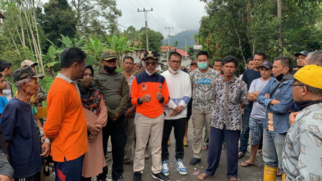 Bupati Kabupaten Limapuluh Kota dan Wakil Bupati Safaruddin Dt. Bandaro Rajo - Rizki Kurniawan Nakasri bersama Forkopimda dan beberapa pimpinan OPD melakukan peninjauan ke lokasi ambruknya jembatan