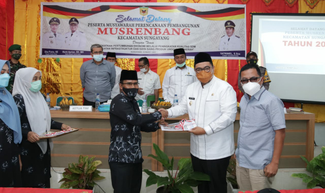 Camat Sungayang Yatriwel serahkan hasil musrenbang kecamatan pada wakil Bupati Richi Aprian, disaksikan Wakil Ketua DPRD Anton Yondra.