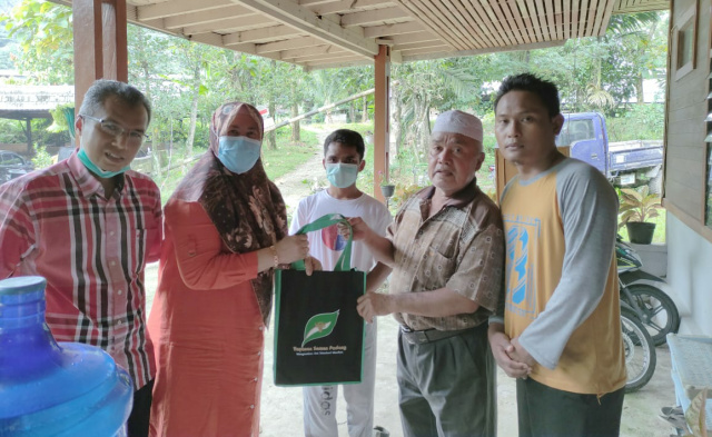 Dua warga Mentawai yang dibina Yayasan Semen Padang mengenai ayam petelur di Ganefa Farm