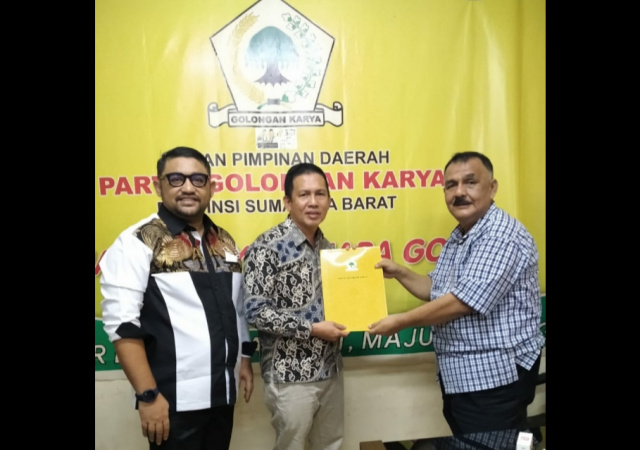 Sekretaris DPD Golkar Provinsi Sumatera Barat Desra Ediwan Anantanur menerima secara langsung SK Pengurus DPD Golkar Kabupaten Pesisir Selatan dari Ketua DPD Syafril Saputra.