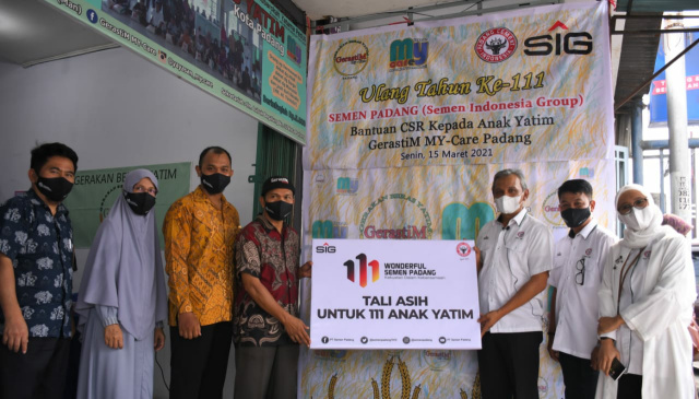Direktur Operasi PT Semen Padang Asri Mukhtar (tiga dari kanan) menyerahkan bantuan tali asih untuk 111 anak yatim, yang diterima  Ketua Yayasan Mubarakah Yatama Peduli, Rayusman (empat dari kiri), Senin (15/3/2021). Hadir pada kesempatan itu, Kepala Unit