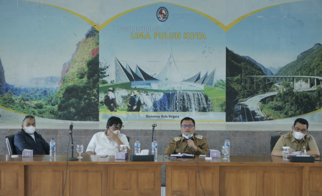 Bupati Limapuluh Kota Safaruddin Dt. Bandaro Rajo membuka kegiatan diskusi tentang percepatan pembangunan industri pariwisata