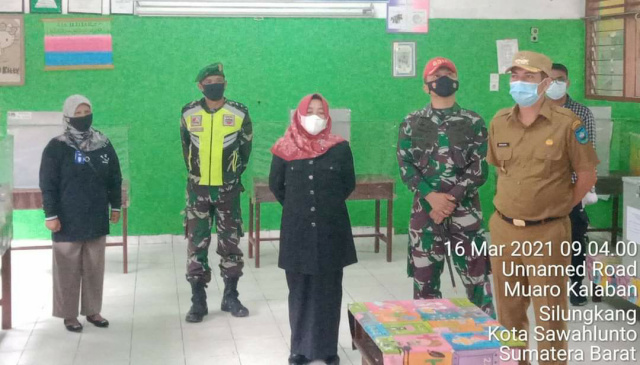 Walikota Sawahlunto Deri Asta dan Ketua DPRD Eka Wahyu Meninjau Pelaksanaan Pilkades Muaro Kalaban, Selasa (16/3)