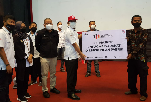 SERAHKAN MASKER- Direktur Keuangan PT Semen Padang Tubagus Muhammad Dharury (empat dari kiri) menyerahkan 1.111 masker untuk masyarakat di lingkungan pabrik, secara simbolis kepada Ketua Forum Nagari Lambung Bukik Dedi Azhari.
