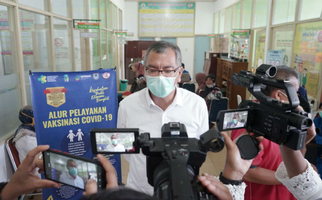 Walikota Payakumbuh Riza Falepi memberikan keterangan pers.