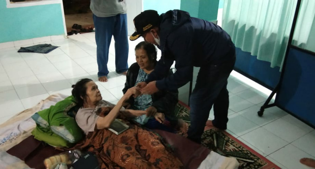 Bupati Eka Putra saat mengunjungi Daniar, di musholla setempat.