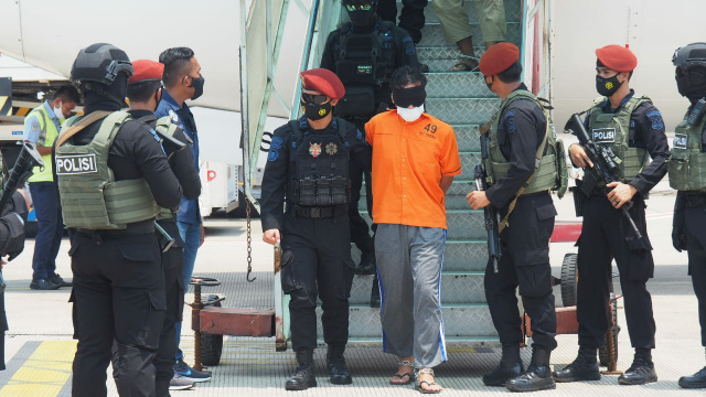 Terduga teroris hasil operasi penangkapan di Jawa Timur tiba di Jakarta.