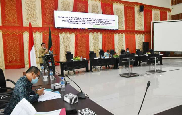 Asisten Perekonomian dan Pembangunan Endrizal mewakili Plt Wali Kota Padang ketika  membuka secara resmi kegiatan Rapat Evaluasi dan Koordinasi Pelaksanaan Kegiatan Pembangunan Kota Padang Triwulan I Tahun Anggaran 2021