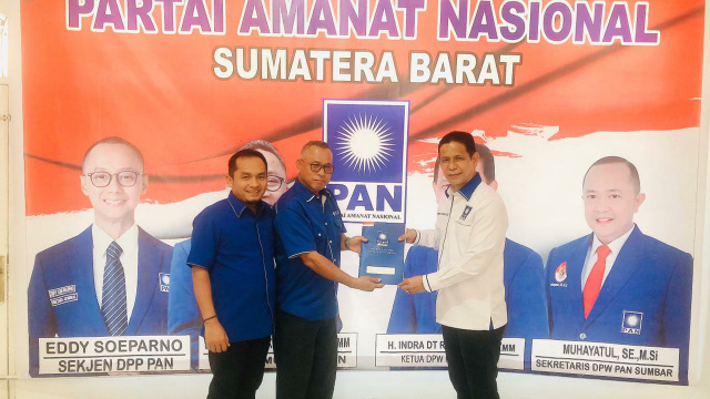 Ketua DPW PAN Sumbar, Indra serahkan SK pengurus baru PAN Pasaman