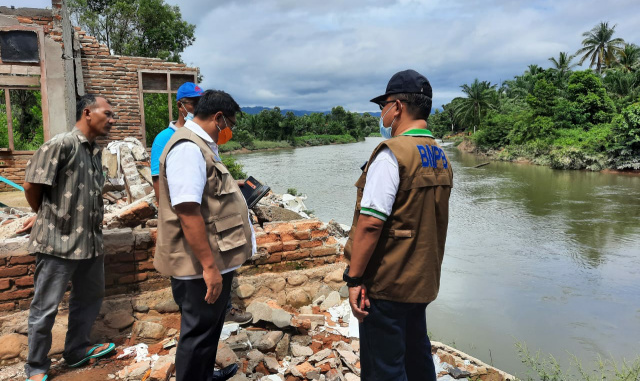 Direktur Direktorat Infrastruktur Darurat BNPB, Budhi Erwanto, bersama Kepala BPBD Pesisir Selatan, Erman Budiarto meninjau lokasi banjir di Kecmatan Lengayang
