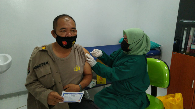 Personel Polres Bukittinggi jalani vaksinasi kedua.