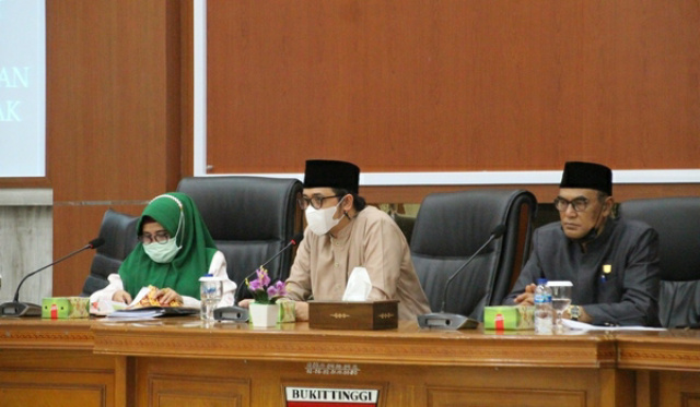 Walikota Bukittinggi Erman Safar memimpin rapat persiapan penilaian APE di Hall Balaikota Bukittinggi 