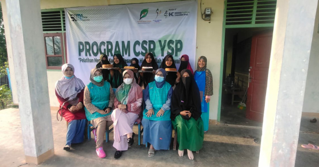 Yayasan Semen Padang melalui program CSR, melakukan pelatihan cara membuat kue untuk pengelola dan santriwati Pesantren Hidayatullah Mentawai 