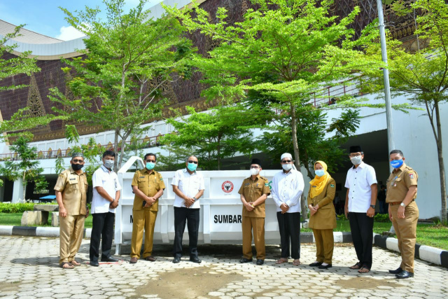 Kadept Komunikasi dan Hukum Perusahaan PT Semen Padang Oktoweri (empat dari kiri) usai menyerahkan bantuan satu unit kontainer bak sampah untuk Masjid Raya Sumbar, Senin (22/3/2021).