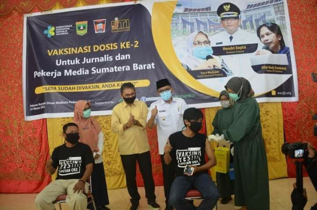 Plt Walikota Padang Hendri Septa didampingi anggota DPRD Padang Mastilizal Aye menyaksikan vaksinasi jurnalis