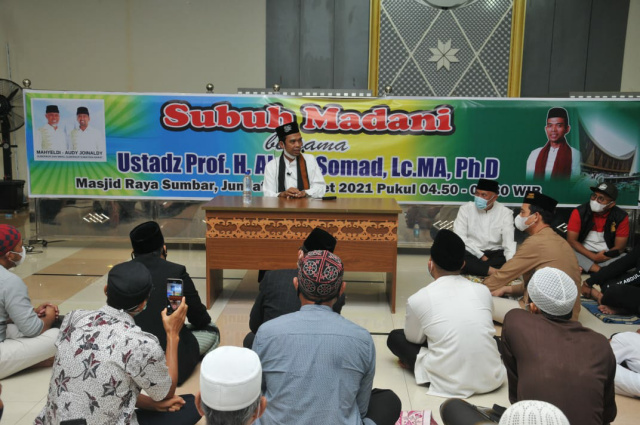 Ustadz Abdul Somad memberikan tausyiah di Masjid Raya Sumbar