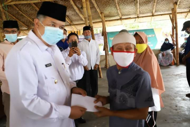 Walikota Solok Zul Elfian Umar didampingi Ketua TP-PKK Kota Solok Ny. Hj. Zulmiyetti Zul Elfian Umar menyerahan bantuan tambahan modal usaha, konsumtif, pendidikan, gharimin, biaya berobat, dan rehab rumah, untuk masyarakat kurang mampu di Kota Solok