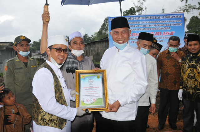 Gubernur Sumatera Barat H. Mahyaldi Ansharullah saat peletakan batu pertama pembangunan Pondok Pesantren Auladul Jannah