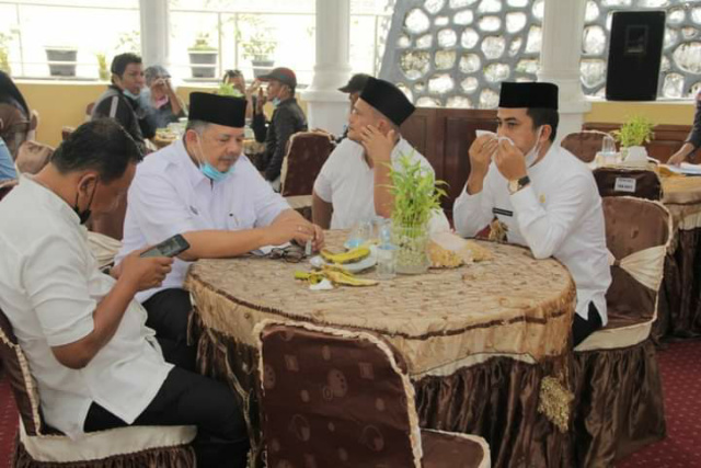 Walikota Solok Zul Elfian Umar didampingi Wakil Walikota Ramadhani Kirana Putra ketika Bersilaturahmi dengan Puluhan Wartawan yang bertugas di Kota Solok di Balairung 99