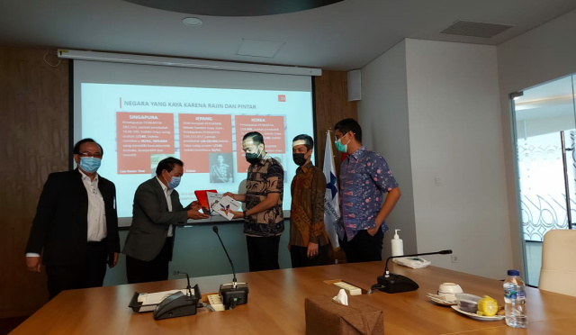 Walikota Fadly Amran didampingi Alvi Sena saat menyerahkan cenderamata lambang Kota kdpada Kepala Perpustakaan Nasional M.Syarif Bando di Jakarta.