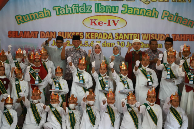 Bupati Pessel Rusma Yul Anwar bersama para hafidz Quran Rumah Tahfidz Ibnu Jannah Painan