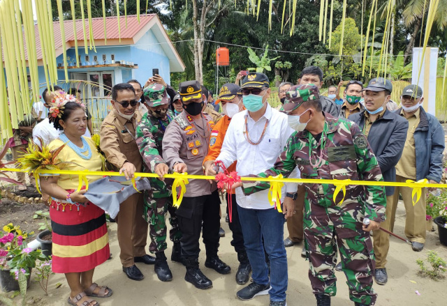 Bupati Kepulauan Mentawai Yudas Sabagalet resmikan 40 unit perumahan untuk keluarga nelayan di dusun Bose Desa Sikabaluan, Mentawai