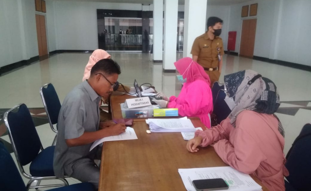 Sutan Alif, KetuaBadan Pembentukan Peraturan Daerah DPRD Dharmasraya mengisi formulir untuk melakukan suntik vaksin Covid-19.