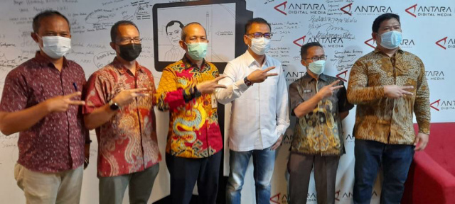 Wakil Bupati Limapuluh Kota, Rizki Kurniawan Nakasri menyambangi Lembaga Kantor Berita Nasional (LKBN) Antara Digital Media bersama Kepala Dinas Komunikasi dan Informatika (Diskominfo), Fery Chofa