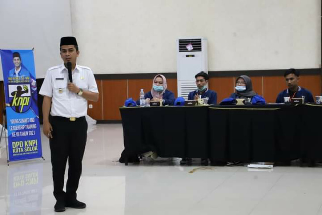 Wakil Walikota Solok Ramadhani Kirana Putra ketika menjadi narasumber kegiatan Young Summit And Leadership Training Kota Solok Tahun 2021