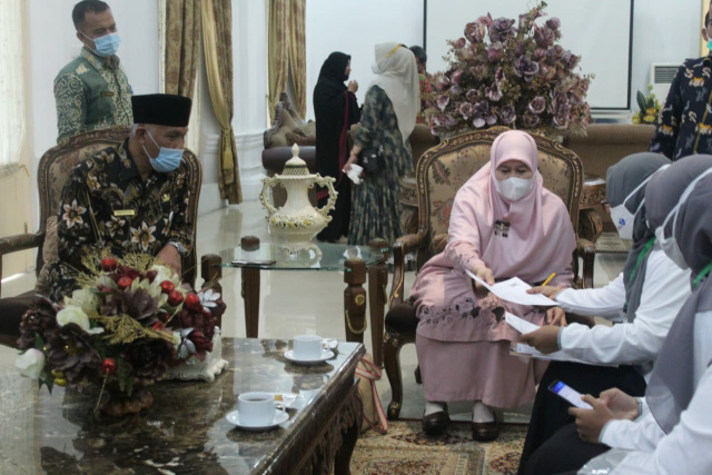 Gubernur Sumatera Barat Mahyeldi Ansharullah beserta istrinya Harneli Bahar mengawali pencanangan pendataan perdana keluarga serentak nasional di Provinsi Sumbar oleh petugas dari Badan Kependudukan dan Keluarga Berencana Nasional (BKKBN) Provinsi Sumbar