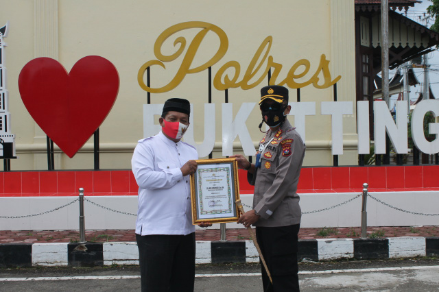 Kapolres Bukittinggi AKBP Dody Prawiranegara serahkan Penghargaan Kepada Kampung Tangguh Nusantara Nagari Pasia Laweh Agam