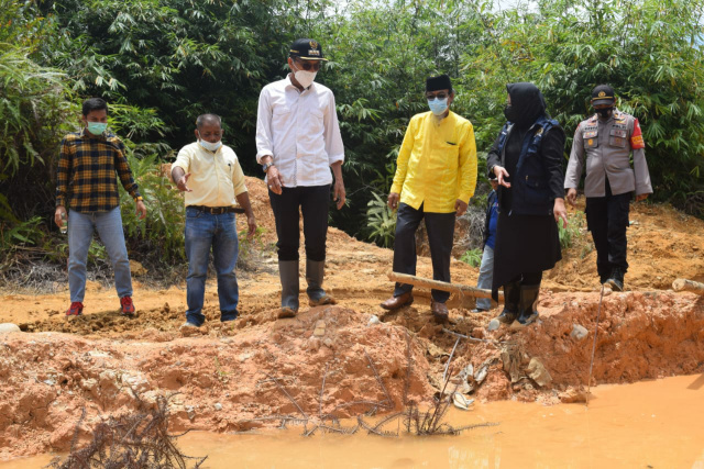 Bupati Limapuluh Kota bersama anggota DPR RI Rezka Oktoberia meninjau kondisi jalan di Nagari Gelugur (Galugua) Kecamatan Kapur IX Kabupaten Limapuluh