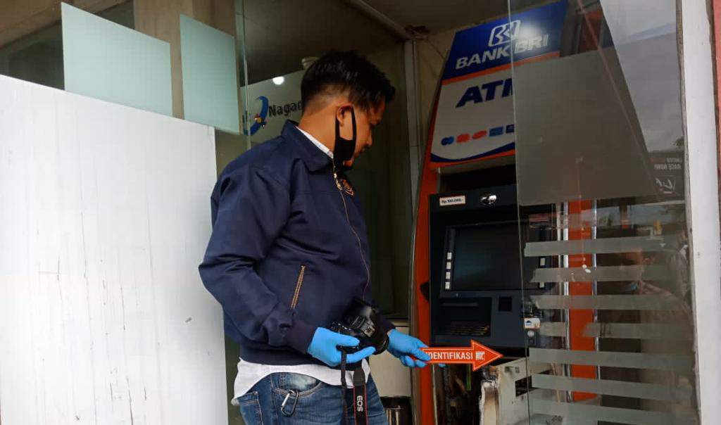 Tim Inavis Polres Bukittinggi lakukan olah TKP ATM yang dibobol