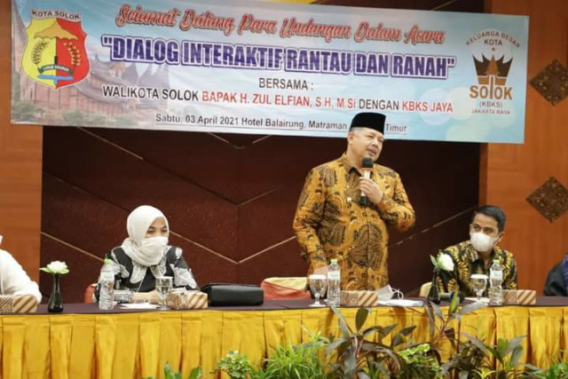 Walikota Solok Zul Elfian ketika dialog interaktif bersama KBKS Jakarta Raya didampingi Wakil Walikota dan Ketua DPRD.