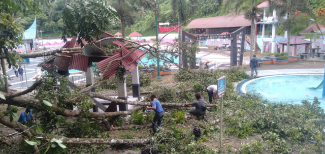 Angin kencang yang menumbangkan pohon-pohon dan merusak objek wisata dan rumah warga. 