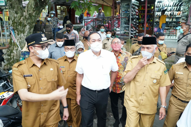 Menteri Perdagangan M Lutfi saat mengunjugi Bukittinggi didampingi Anggota DPR RI Andre Rosiade, Gubernur Sumbar Mahyeldi dan Walikota Erman Safar.