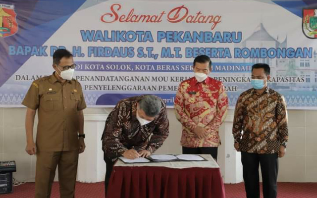 Penandatanganan MoU antara Walikota Solok dengan Walikota Pekanbaru