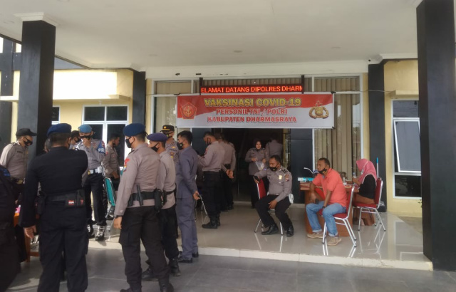 Suasana pendaftaran para personil Polri, dalam rangka mengikuti vaksinasi Covid-19 di Mapolres Dharmasraya.
