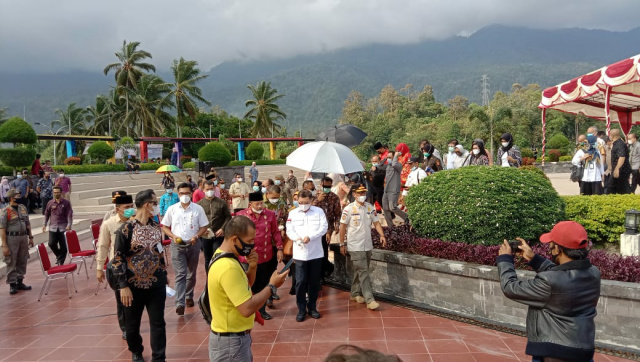 Menteri PPN RI, Soharso Monoarfa saat mengunjungi Linggai Park