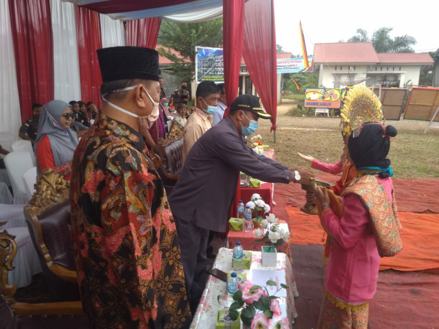 Ketua DPRD Dharmasraya didampingi ketua Yayasan SMA Taruna Sumatera Barat, dan Kacabdin Pendidikan Wilayah V Provinsi Sumatera, disuguhi Siriah dicarano dalam rangka peletakan batu pertama.pembangunan kampus II SMA Taruna Sumbar.